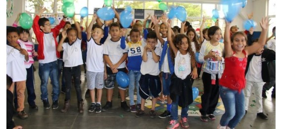 Alunos de escola municipal de Itu ganham festa de Natal da Emicol